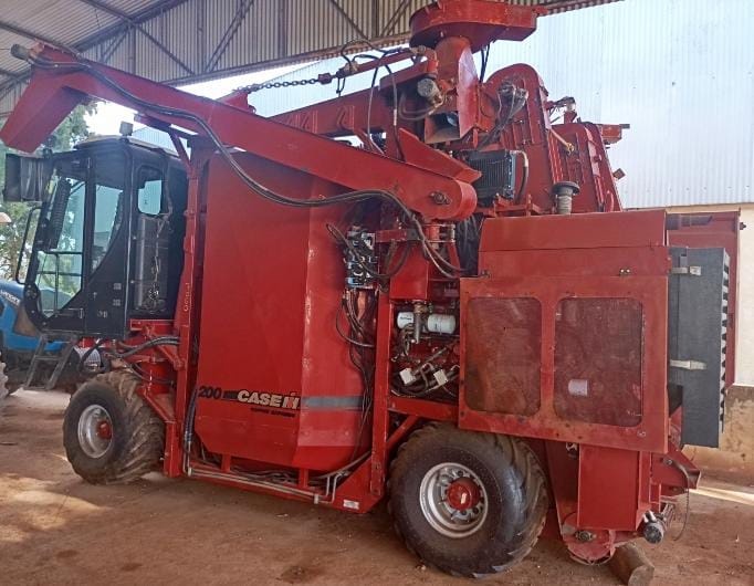 COLHEITADEIRA CASE IH COFEE 200 2013